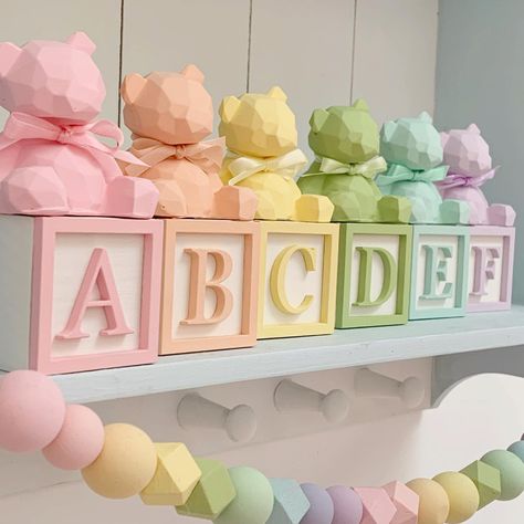 Lineth Gonzalez 💎✨💋🦄🌈💖🌹☄🌟 (@linethglz) • Instagram photos and videos Pastel Rainbow Room, Bear Shelf, Teddy Bear Decor, Pastel Rainbow Nursery, Shelf Cube, Teddy Nursery, Pastel Playroom, Peach Ribbon, Teddy Bear Nursery