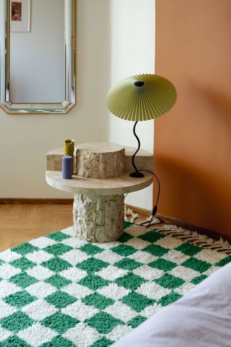 Room design with checkerboard rug Rug With Green, Checkerboard Rug, Modern Deco, Checkered Rug, Empty Room, Stylish Living Room, Cute House, Checkerboard Pattern, Striped Rug