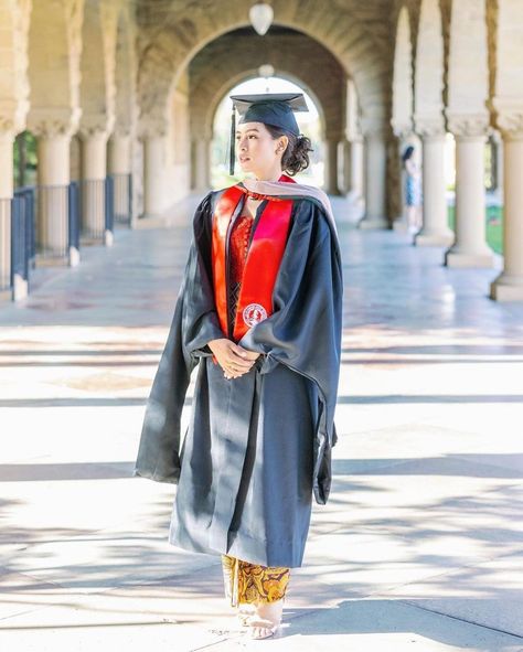 Stanford Graduation, Wisuda Photoshoot, Graduate Photoshoot, Group Picture Poses, Kebaya Modern Dress, Graduation Look, Graduation Photography Poses, Graduation Poses, Graduation Picture Poses