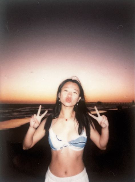 Polariod Aesthetic Girl, Beach Camera Aesthetic, Summer Digital Camera Pics, Beach Polaroid Pictures, Polaroid Aesthetic Pictures, Aesthetic Polaroid Pictures Ideas, Digital Camera Photos Aesthetic, Polaroid Pics Aesthetic, Digital Camera Beach Pics