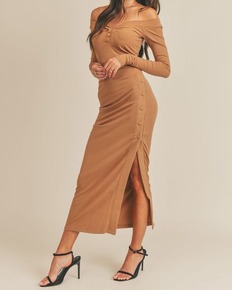 How cute is this set? 😍 Dusty Brown, Fitted Midi Skirt, Midi Skirt Set, Look Festival, Elegant Skirt, Ribbed Crop Top, Set Outfit, Look Chic, Holiday Dresses