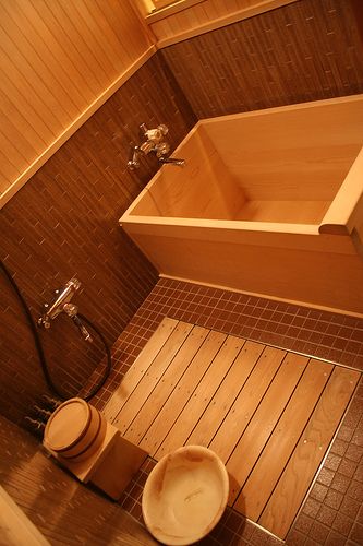 ofuro/Japanese bath Bath House Outdoor, Japanese Bathrooms, Japanese Bath House, Japanese Bathroom, Wooden Bathtub, Japanese Home Design, Japanese Soaking Tubs, Japanese Bath, Japanese Style House