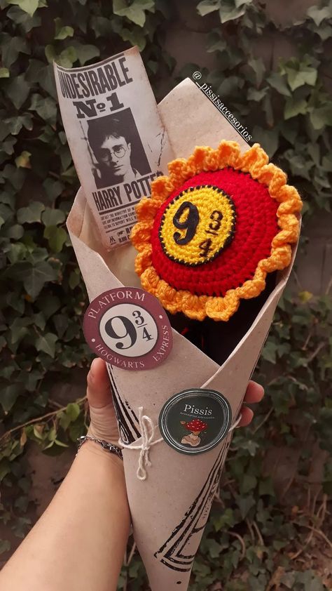 Harry Potter sunflower crochet Harry Potter Crochet Projects, Harry Potter Crochet Ideas, Harry Potter Flowers, Harry Potter Gift Basket, Harry Potter Presents, Crochet Harry Potter, Harry Potter Amigurumi, Harry Potter Bag, Harry Potter London