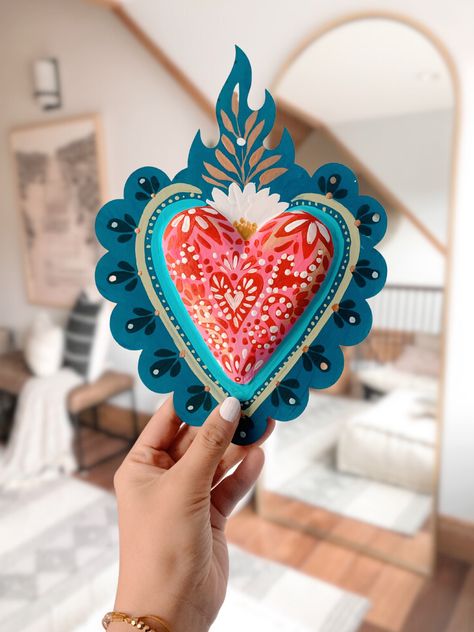 Make Halloween Decorations, Mexican Folk Art Painting, Heart Art Projects, Sacred Heart Art, Mexican Folklore, Mexican Crafts, Astuces Diy, Mexican Decor, Heart Crafts