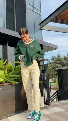 Looks Pinterest, Cream Pants, Foto Tips, Streetwear Fashion Women, Indie Outfits, Swaggy Outfits, Streetwear Outfit, Teen Fashion Outfits, Looks Vintage