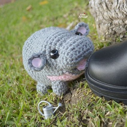 FREE PATTERN WEDNESDAY!!! She's all the rage (literally and figuratively!). It's a cute baby hippo amigurumi by @ami_amour - you can find this FREE pattern on Ravelry by searching "Baby Hippo Moo Deng" or by going to amiamour.com and heading to Free Crochet Patterns. #moodeng #moodenghippo #moodengfever #moodengthehippo #moodengamigurumi #amiamour #amiamourpattern #amiamourcrochet #onehooktwoneedles #crochet #onehooktwoneedlesau #crochetersofaustralia #amigurumi Hippo Crochet Pattern Free, Crochet Mole, Hippo Amigurumi, Crochet Plushies, Mini Crochet, Crochet Creations, Crochet Stuff, Free Crochet Patterns, Pattern Free