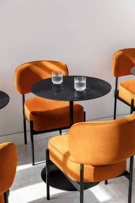 Black Table Design, Chair Design For Cafe, Cafe Armchair, Cafe Chair Design, Chairs For Cafe, Coffee Shop Chairs, Coffee Shop Chair, Chair Cafe Design, Restaurant Chairs Design