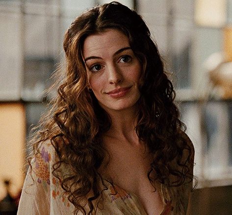 Anne Hathaway Hair Curly, Anne Hathaway Love And Other Hair, Anne Hathaway Now, Anne Hathaway Curly Hair, Indian Wavy Hair, Anne Hathaway Hair, Curly Hair Care Products, Curly Hair Products, Mode Hippie