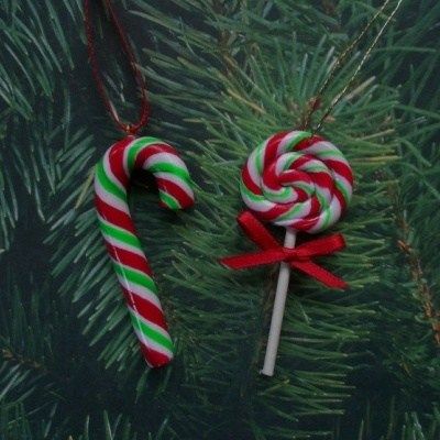 These polymer clay candy canes are really simple to make! They're great for ornaments, decorations, or embellishments! #polymerclay #candycane #easyproject #polymerclaycanes #polymerclaycandycanes #polymerclaytutorial #polymerclaycreations Polymer Clay Christmas Candy, Clay Xmas Decorations, Fimo Christmas Decorations, Polymer Clay Candy Cane, Polymer Clay Sweets, Polymer Christmas, Fimo Christmas, Soap Embeds, Easy Candy