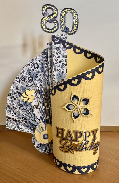 Fan Vase With Flowers, Vase Card Template, Fan Vase Card, Varied Vases Card Ideas, Accordion Fan Fold Card, School Invitation Card, Packaging Diy, Paper Vase, Birthday Woman