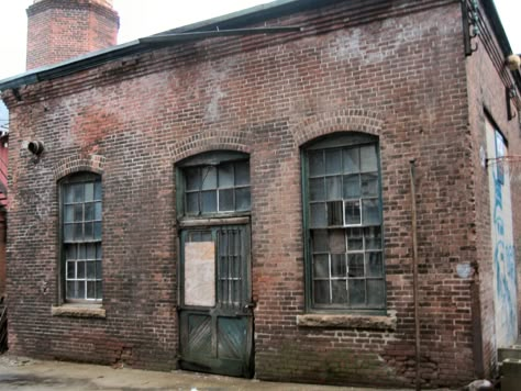 Factory Windows, Brick Shed, Warehouse Living, Brick Works, Old Brick Wall, Derelict Buildings, Factory Architecture, Garage Style, Warehouse Design