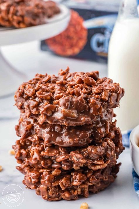 These copycat Little Debbie Star Crunch Cookies are so delicious! The easy recipe features crispy rice cereal coated in soft chocolatey caramel. Homemade Star Crunch, Star Crunch Cookies, Copycat Little Debbie, Cookies Cereal, Salty Chex Mix, Star Crunch, Crunch Cookies, Little Sunny Kitchen, Crunch Recipe