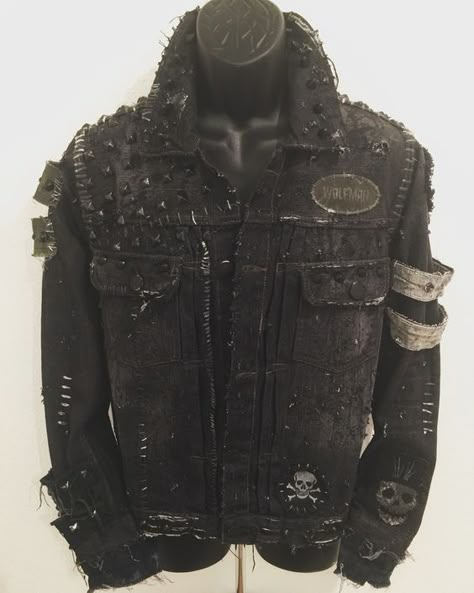 Spiked Denim Jacket, Goth Denim Jacket, Grunge Denim Jacket, Punk Denim Jacket, Grunge Diy, Punk Mode, Punk Fashion Diy, Battle Jackets, Punk Jacket