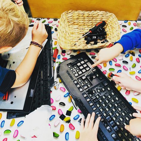 Jess on Instagram: “Tinker Table!  I went through the curriculum regarding all the boxes these activities tick....was surprised at just how much!  The…” Tinker Station, Tinkering Table, Tinker Table, Tinkering Space, Tinker Box, Prep Classroom, After School Care, Block Play, Maker Space