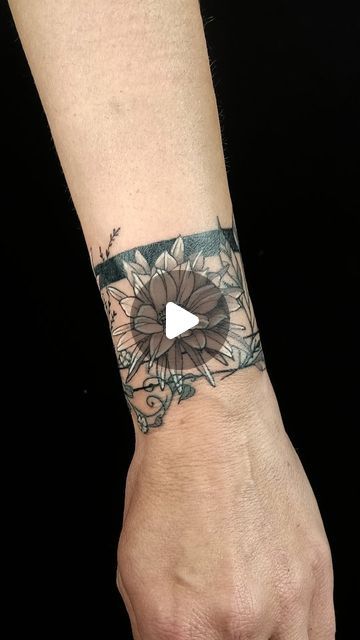 -A N A    M U Ñ O Z-  Tattoo personalizado y + on Instagram: "Había un tattoo inicial en esta muñeca... Info y citas👉✉️ . . . . . . #bandafloral #bandafloraltattoo #tattoofloral #tattoobanda #tattoopulsera #tatuajefloral" Tattoos Pulseras, Band, Tattoos, Floral, Instagram