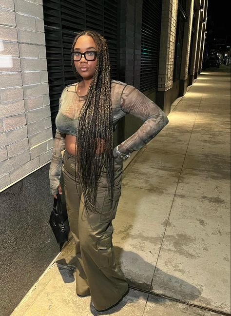 Green Cargo Outfit Black Women, Green Cargo Pants Outfit Black Women, Green Outfits Black Women, Black Mesh Top Outfit, Cargo Pants Outfit Black, Mesh Top Outfit, Green Cargo Pants Outfit, Outfits Cargo, Thick Glasses