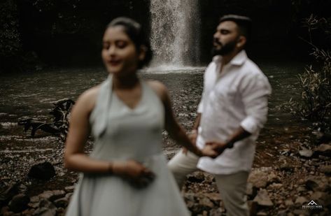 Prewedding Minimal, Modern Poses, Beach Pre Wedding Shoot, Beach Pre Wedding, Waterfall Shoot, Wedding Waterfall, Groom Shoot, Prewedding Poses, Pre Wedding Photoshoot Beach