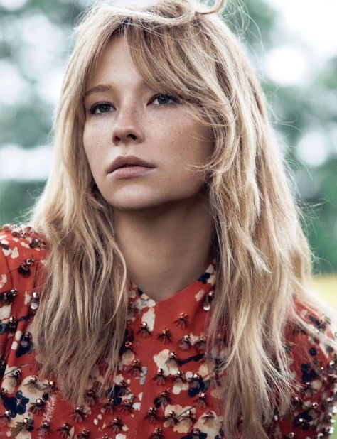 curtain bangs #style Haley Bennett, Party Make-up, 70s Hair, Hair Envy, Hair Dos, Hair Day, Hairstyles With Bangs, Pretty Hairstyles, Hair Goals