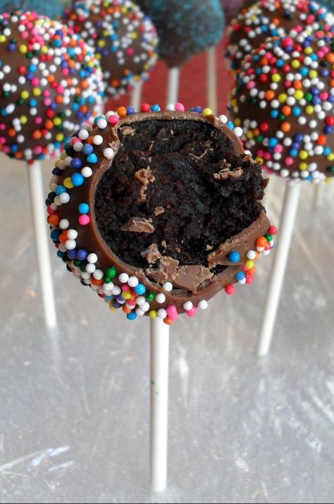 This is a step-by-step tutorial on how to make cake pops: balls of cake on a stick, dipped in chocolate. Chocolate Cake Pop Recipe, Chocolate Cake Pop, Chocolate Cake Pops Recipe, Brownie Cake Pops, Starbucks Cake Pops, Starbucks Cake, Cake Ball, Chocolate Cake Pops, Birthday Cake Pops