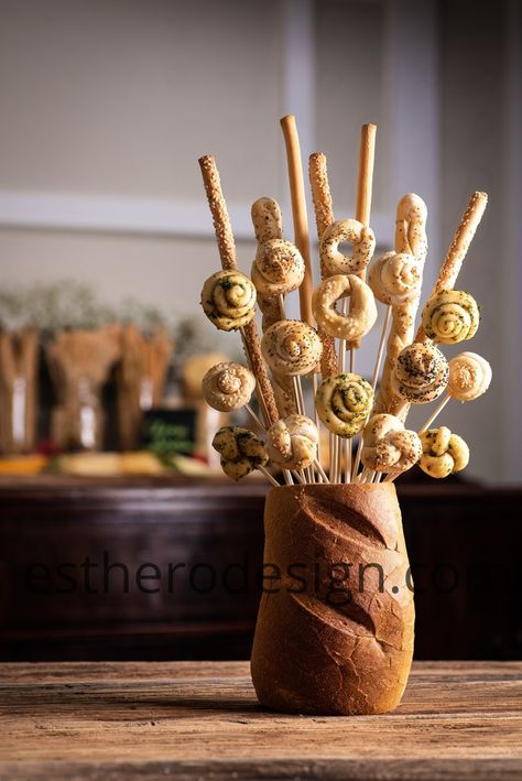 Bread Vase Shavuot Crafts, Bread Winners, Creative Centerpieces, Bread Sticks, Mini Rolls, Garlic Knots, Bread Art, Rustic Party, Creative Food Art