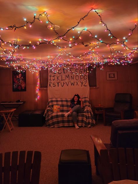 Stranger Things 80s Party, Bedroom Ideas Stranger Things, Halloween Party Basement, Stranger Things Diy Room Decor, Stranger Things Lights Wall, Stranger Things Christmas Decorations, Stranger Things House Decor, 80s Halloween Decorations, Halloween Decorations Stranger Things