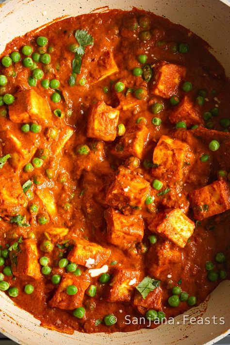 Matar Paneer (Peas & Paneer Curry) - Indian Curry Recipes - Sanjana.Feasts Pea And Paneer Curry, Indian Veggie Curry, Paneer Marinade Recipe, Easy Paneer Curry Recipe, Mattar Paneer Recipes, Pure Vegetarian Recipes, Easy Paneer Recipes Simple, Indian Curry Recipes Vegetarian, Recipes With Paneer