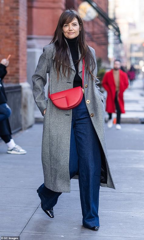 Outfit For Women Over 50 Stylish, Statement Bag Outfit, Body Bag Outfit, Katie Holmes Outfits, Red Bag Outfit, Chic Jean Outfits, Katie Holmes Style, Gray Outfits, Black And White Coat