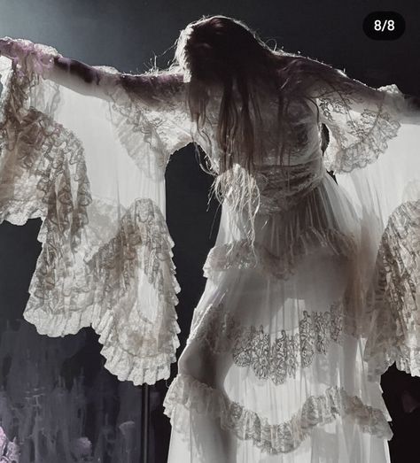 Stevie Nicks Twirl, Flowy Witch Dress, Daisy Jones Wedding, Florence Welch Fashion, Stevie Nicks Fashion Inspiration, Stevie Nicks Wedding Dress, Fleetwood Mac Wedding, Florence Welch Outfits, Stevie Nicks Aesthetic