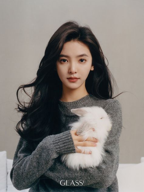 Zhang Ruonan poses for photo shoot | China Entertainment News Zhang Ruonan, Poses For Photos, Attractive People, Chinese Actress, Entertainment Industry, Asian Men, Celebrities Female, Hair Goals, Entertainment News