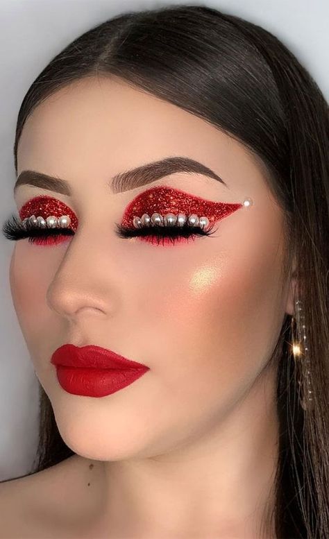 Red Christmas Eyeshadow Looks, Christmas Make Up Ideas, Creative Christmas Makeup Ideas, Xmas Makeup Looks, Christmas Make Up Looks, Christmas Makeup Ideas Holiday, Cute Christmas Makeup Looks, Christmas Lights Makeup, Glitter Holiday Makeup