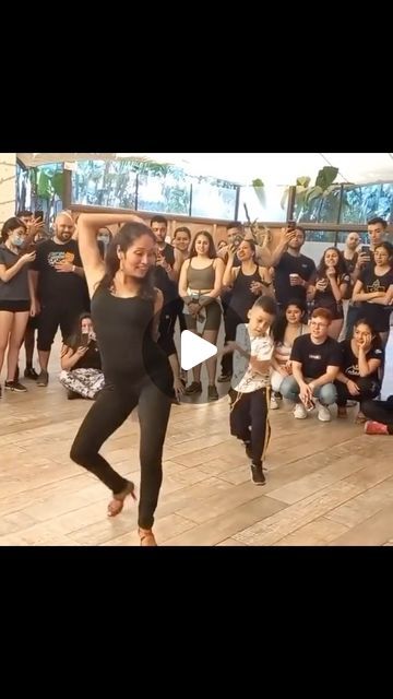 Salsa Dance Moves, How To Dance Bachata, Kizomba Steps, Bachata Dance Couple, Salsa Danse, Salsa Dancing Steps, Salsa Dance Video, Bachata Dance Video, Salsa Baile