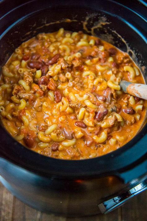 Slow Cooker Chili Mac Beef Recepies, Slow Cooker Chili Mac, Slow Cooker Chili Recipe, Chili Mac, Chili Recipe Easy, Filling Dinner, Crockpot Recipes Beef, Slow Cooker Chili, Crock Pot Soup