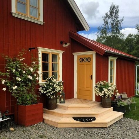 Red House Exterior, Swedish Cottage, Red Houses, Yellow Door, Exterior House Color, Red Cottage, Cottage Exterior, Exterior Paint Color, Swedish House