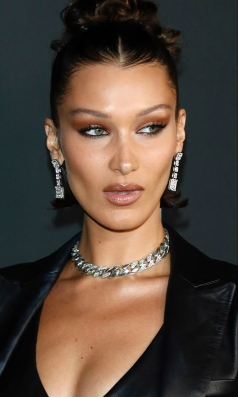 Bella Hadid Makeup, 50 Aesthetic, Bella Gigi Hadid, Bella Gigi, How To Do Makeup, Bella Hadid Outfits, Long Wear Lipstick, Peinados Recogidos, Evening Makeup