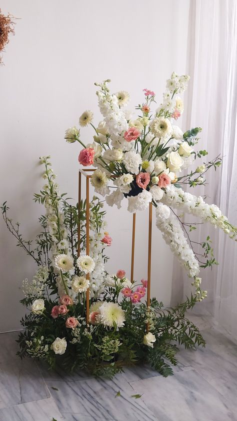 Altar Floral Arrangements, Gold Wedding Reception Tables, Flower Arrangement For Church, Ambience Decor, Standing Flower, Floral Design Classes, Diy Floral Decor, Floral Arch Wedding, Church Flower Arrangements