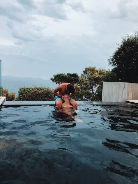 Aesthetic Couple Pool Pics, Cute Couple Pool Pictures, Couple Swimming Pool Photography, Pool Picture Ideas Instagram Couple, Pool Couple Photos, Couple Pool Photos, Hot Tub Pictures Poses Couple, Hot Photo Ideas Couples Outdoor, Swimming Pool Couple Photoshoot