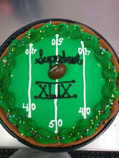 Superbowl cookie cake Super Bowl Message Cookie, Superbowl Cupcake Ideas, Football Message Cookie, Super Bowl Cake Decorating Ideas, Superbowl Cookie Cake, Football Cookie Cake Designs, Super Bowl Cookie Cake, Super Bowl Cakes, Superbowl Cake Ideas