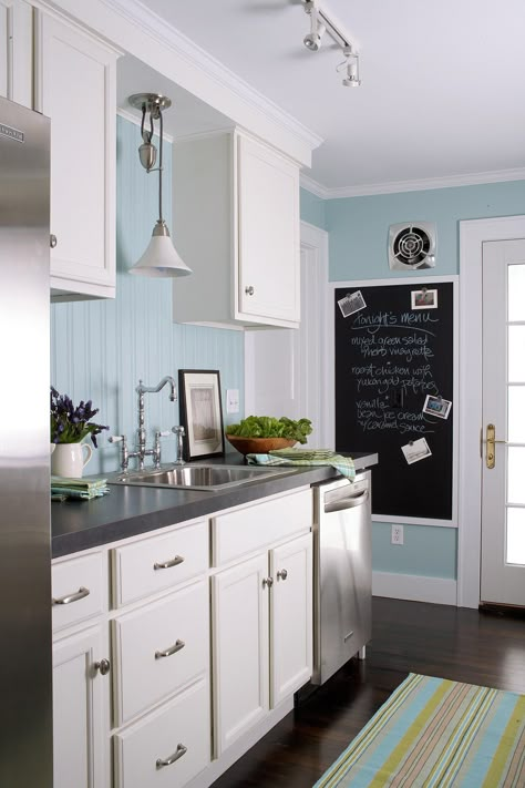 Blue Kitchen Walls, Blue Kitchen Designs, Light Blue Kitchens, Cottage Kitchen Design, Small Cottage Kitchen, Cottage Style Kitchen, Casa Vintage, Cottage Kitchens, Blue Kitchen