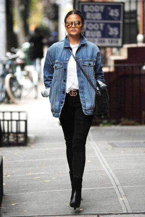 November 9, 2017- HarpersBAZAAR.com Oversized Denim Jacket Outfit, Fashion Guys, Neat Casual Outfits, Casual Denim Jacket, Vogue Editorial, Look Jean, Jean Jacket Outfits, Denim Jacket Outfit, Black Jeans Outfit