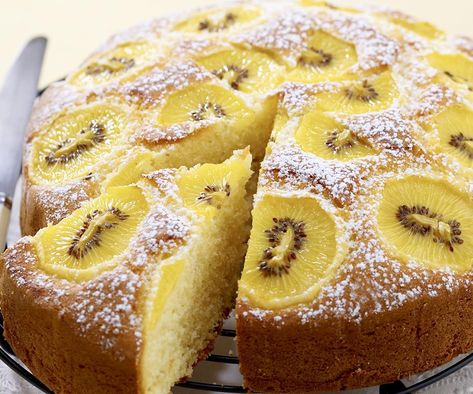 Kiwi cake Kiwi Fruit Cake, Kiwi Breakfast, Kiwi Cake, Biscotti Cheesecake, Fruit Cake Recipe, Kiwi Berries, Bakewell Tart, Fruitcake Recipes, Frozen Yoghurt