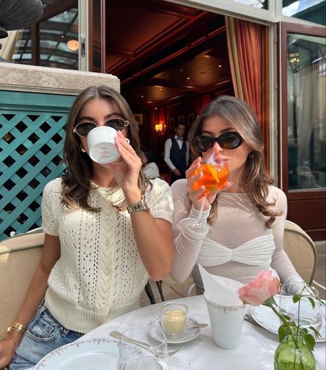 Girls at lunch pic inspo, fashion inspo, aesthetic picture Daily Planner Bullet Journal, Fashion Style Inspiration, Paris Girl, Best Friend Photoshoot, Italy Summer, Monthly Budget Planner, Europe Photos, 52 Weeks, Monthly Budget