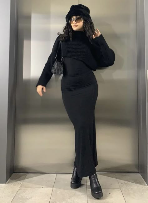 Black Fashion Outfits Baddie, Long Dress With Uggs, 90s All Black Outfit, Outfits With Long Black Skirts, Classy All Black Outfit, Fashion Killa Classy, Gothic Chic Fashion, Feminine Outfits Winter, Maxi Dress With Boots