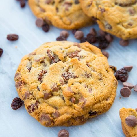 Milk Chocolate Chip Cookies with Raisins | The Kitchen Magpie Chocolate Chip And Raisin Cookies, Chocolate Chip Raisin Cookies, Raisin Chocolate Chip Cookies, Oatmeal Raisin Chocolate Chip Cookies, Cookies With Raisins, Sweet Treat Recipes, Raisin Cookie Recipe, Crunchy Chocolate Chip Cookies, Chocolate Covered Raisins