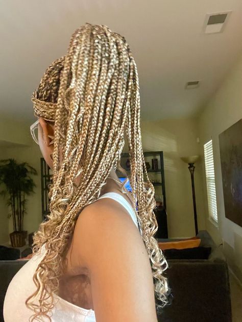 color 30 and 613 knotless braids Box Braids With Curls Blonde, Light Brown Braids Black Women Knotless, Knotless Blonde Braids Black Women, 27/613 Boho Knotless Braids, Brown And White Knotless Braids, Spring Knotless Braids, 613 And 27 Mixed Knotless Braids, Colour 27 Box Braids, Colour 613 Braids