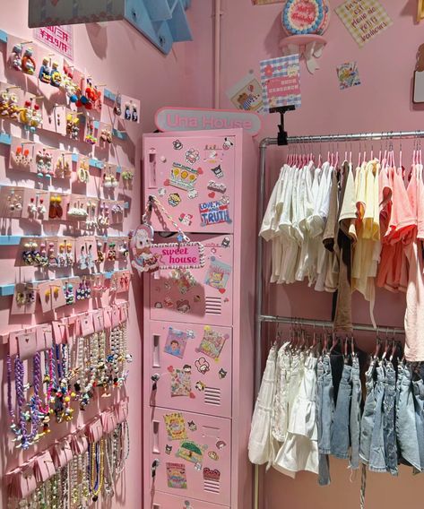 Hair Shop Aesthetic, Cute Clothing Store Interior, Korean Boutique Interior, Hotel Gift Shop Design, Cute Store Aesthetic, Small Store Room Ideas, Aesthetic Clothing Store Interior, Small Clothing Store Interior, Small Boutique Interior Design