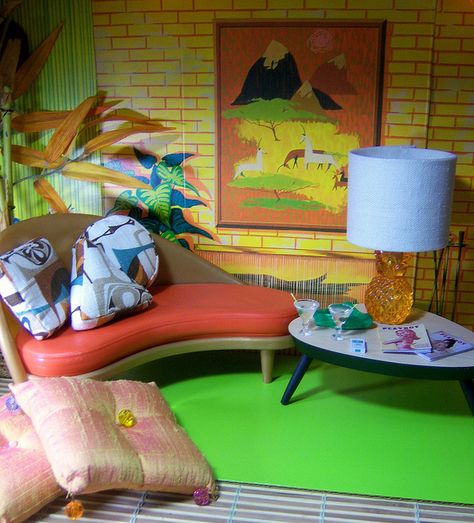 Dollhouse retro room! Mcm Room, Retro Dollhouse, Vintage Backdrop, Dollhouse Design, Barbie Diorama, Mini Doll House, Retro Room, Dollhouse Projects, Dolls House Interiors