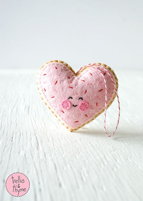 Cookie Heart, Kawaii Felt, Valentines Bricolage, Felt Ornaments Patterns, Baby Mobil, Valentine Projects, Valentines Day Cookies, Felt Craft, Felt Projects