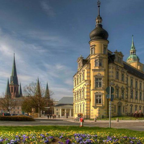 die Lamberti Kirche & das Schloss von Oldenburg - the Lamberti Church & the Castle of Oldenburg Oldenburg Germany, Adventure Vacation, Oldenburg, Amsterdam Netherlands, Classical Architecture, North Sea, Germany Travel, Renewable Energy, Family Reunion