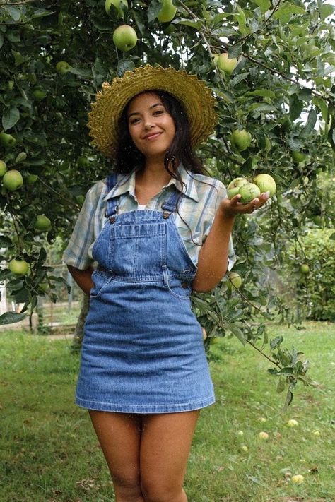 spring outfit ⋆ denim look ⋆ overalls ⋆ flannel ⋆ gardening look ⋆ Women In Overalls, Overall Style, Outfit Denim, Gardening Outfit, Spring Look, Apple Picking, Spring Looks, Denim Outfit, Overall Shorts