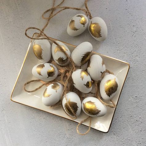 Easter Egg Decorations, Cute Basket, Thali Decoration Ideas, Yellow Feathers, Easter Garland, Easter Egg Crafts, Easter Egg Painting, Egg Crafts, Gold Feathers